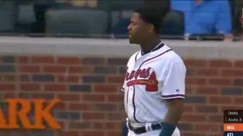 Ronald Acuña recibió un fuerte pelotazo en el codo izquierdo
