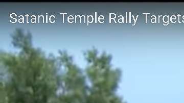 La escultura frente al Capitolio de Arkansas.