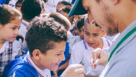 Estudiantes en París, Colombia, reciben los mosquitos. World Mosquito Program