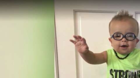 Roman Dinkel, de tan solo dos años, está aprendiendo a caminar superando su condición de espina bífida