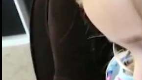 La pequeña Abbey le canta a su gatito Bailey.