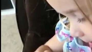 La pequeña Abbey le canta a su gatito Bailey.