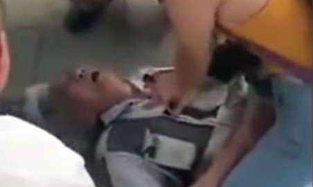 Un anciano se desmaya en la estación de tren y una joven le salva la vida.