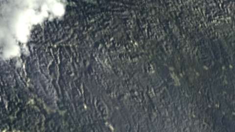 El tamaño de este objeto espacial es similar al de un Boeing 747 en lo ancho y en lo alto a la Pirámide de Guiza.