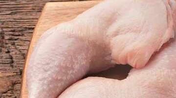 Mucho cuidado al manipular o comer pollo crudo.