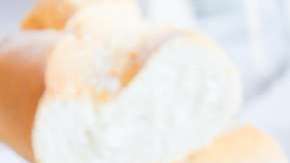 La paella tiene ese color amarillo gracias al azafrán.