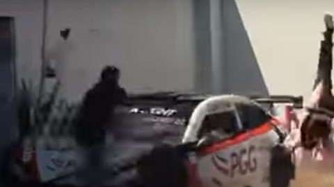 El auto del serial Stock Light brasileño impactó a tres mecánicos en los pits.