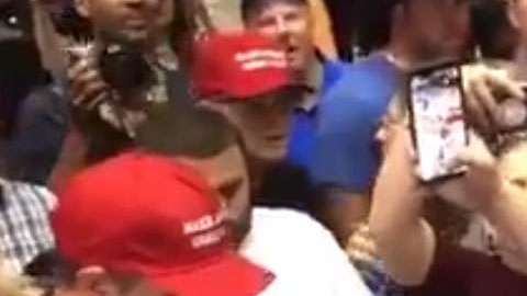 Seguidores de Trump con Jim Acosta.