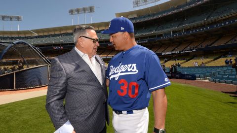 El manager Dave Roberts ilustra el enorme respeto por Jarrín.