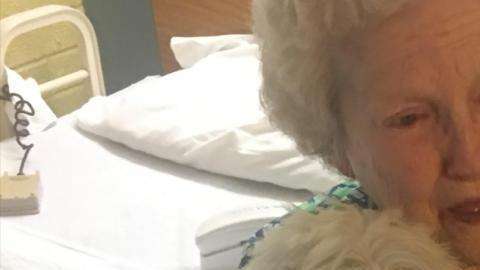 Esta abuela recibe un regalo inesperado.