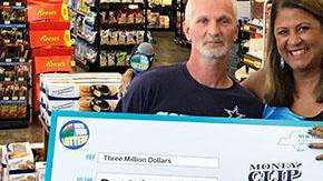 Grinnel con su premio de la Lotería de Nueva York.