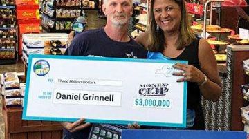 Grinnel con su premio de la Lotería de Nueva York.