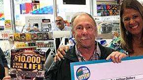 Michael Marks muestra su premio y el juego de raspadito ganador.