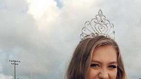 Reina del baile y ganadora del equipo de fútbol.