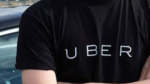 El conductor, supuestamente, le cedió su auto al esposo de la mujer.