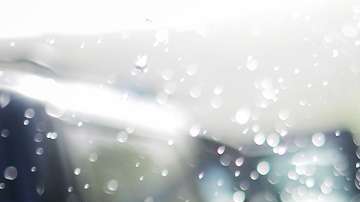 Una mujer en Puerto Rico se refresca con agua.