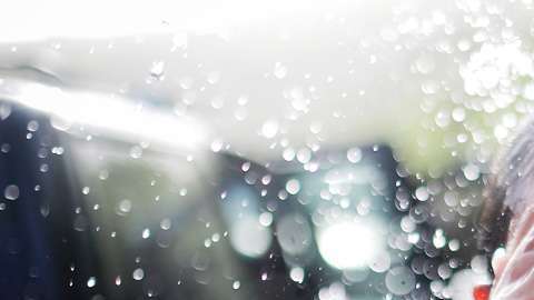 Una mujer en Puerto Rico se refresca con agua.