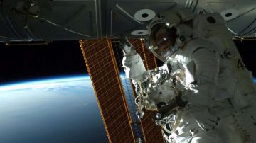 Actualmente hay seis tripulantes a bordo de la Estación Espacial Internacional: tres estadounidenses, dos rusos y un alemán.