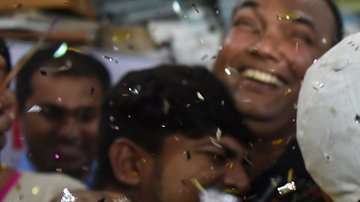 Activistas de la comunidad LGBT celebran el histórico fallo de la Corte Suprema en India.