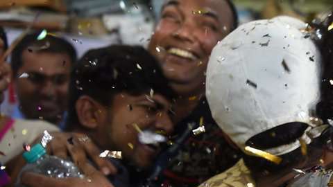 Activistas de la comunidad LGBT celebran el histórico fallo de la Corte Suprema en India.