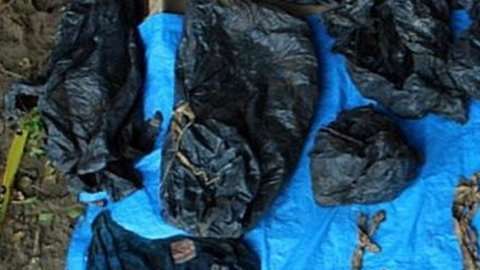 Los investigadores también encontraron 200 prendas, más de 100 carnés de identificación y otros objetos personales.