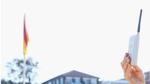 Este medidor de "electrosmog" permite detectar la polución de las ondas electromagnéticas.