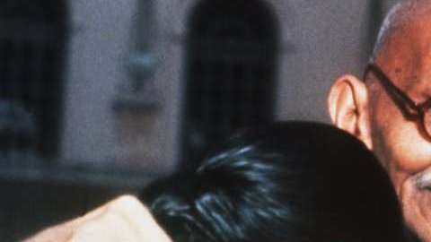 Gandhi con sus nietas Manu (izq.) y Abha (der.).