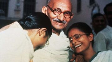 Gandhi con sus nietas Manu (izq.) y Abha (der.).