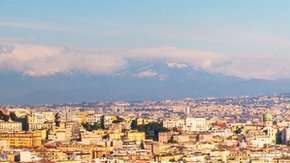 Nápoles se extiende hacia el imponente monte Vesubio.
