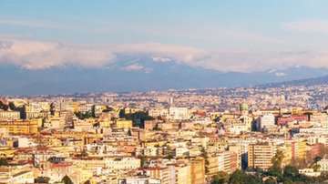 Nápoles se extiende hacia el imponente monte Vesubio.