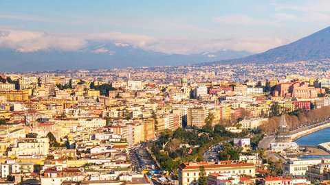 Nápoles se extiende hacia el imponente monte Vesubio.