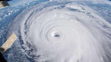 El huracán Florence ya llega a la costa de EEUU.