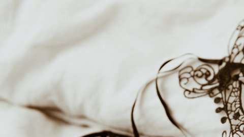 Los juguetes sexuales incluyen las máscaras.