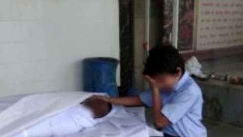 Esta imagen del hijo de 11 años de un trabajador indio llorando junto al cuerpo sin vida de su padre se volvió viral.
