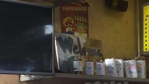 "[Hialeah] es más Cuba, es calor humano. Eso es lo que le falta a este país", dicen las dependientas de Tu Café, un negocio abierto en esta ciudad estadounidense a finales de los 60.