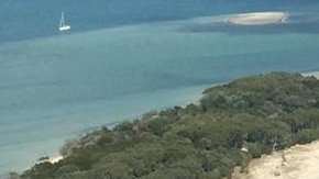 El derrumbe hizo que el mar se tragara parte de la playa.