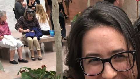 Maria Gallagher (i) y Ana Maria Archila confrontaron al senador Senator Jeff Flake.