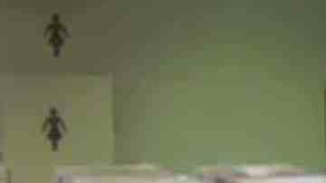 Un guarda costas realiza una seña de "poder blanco" en televisión.