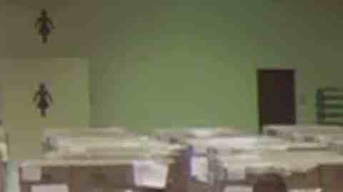 Un guarda costas realiza una seña de "poder blanco" en televisión.