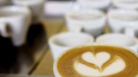 La refresquera le entra al café.