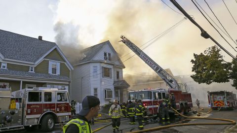 Una niña de 5 años llamada Kaitlyn murió al incendiarse una casa en Englewood