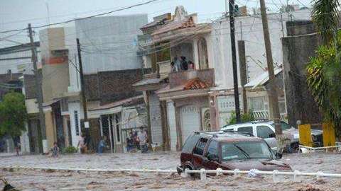 Un muerto y varias inundaciones dejan las lluvias torrenciales en Sinaloa.