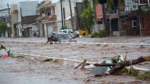 Un muerto y varias inundaciones dejan las lluvias torrenciales en Sinaloa.