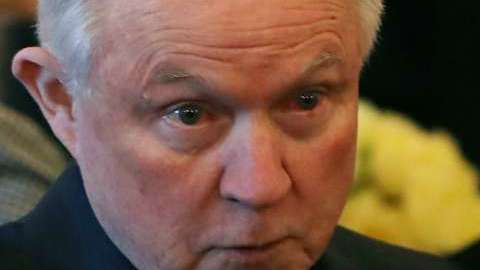 Jeff Sessions pide a jueces combatir fraude migratorio