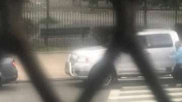 El sospechoso conducía una Lincoln Mark LT blanca.