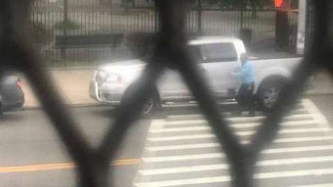 El sospechoso conducía una Lincoln Mark LT blanca.