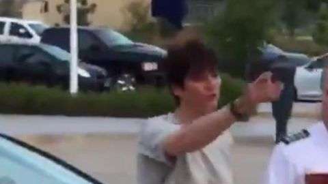 Piloto de American Airlines llevando pizza a sus pasajeros.