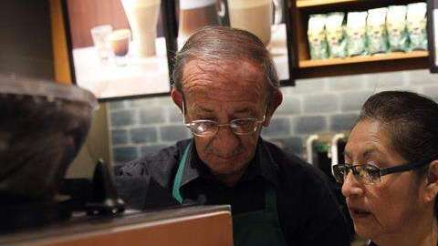 Ancianos se reincorporan al campo laboral.