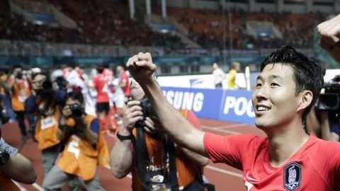 El jugador surcoreano Son Heung Min celebra el triunfo de su selección en los Juegos Asiáticos. (Foto: EFE/EPA/MAST IRHAM)
