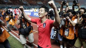 El jugador surcoreano Son Heung Min celebra el triunfo de su selección en los Juegos Asiáticos. (Foto: EFE/EPA/MAST IRHAM)